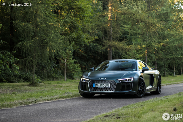 Recht uit het leger: matgroene Audi R8 V10 Plus