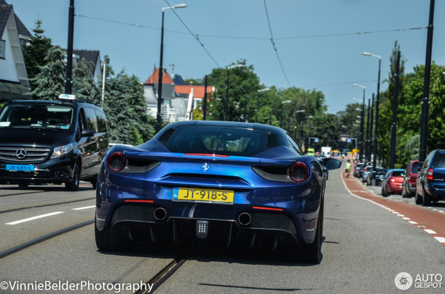 In Rotterdam rijden vrouwen een blauwe Ferrari 488 GTB
