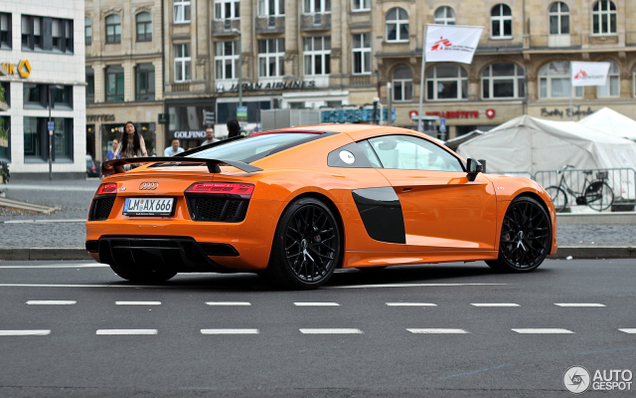 Oranje staat de Audi R8 ontzettend goed