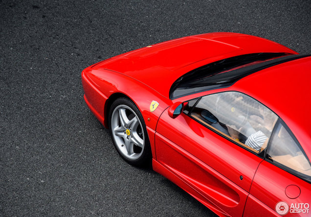 In de file met de Ferrari F355 Berlinetta