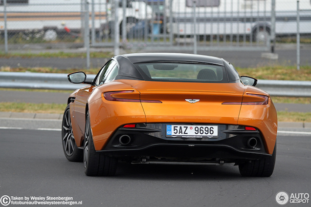 Oranje Aston Martin DB11 oogt heerlijk