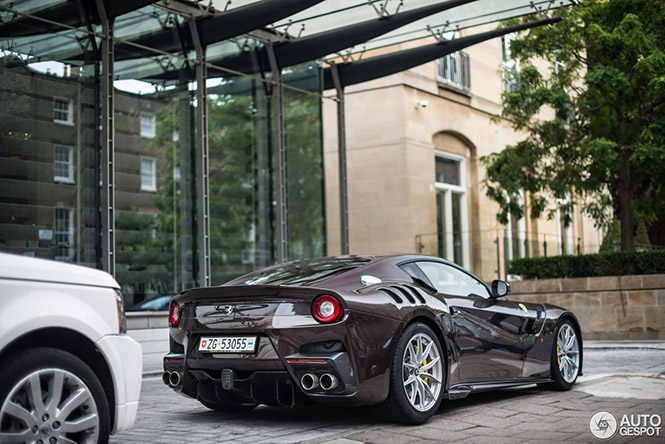 Magnifiek, bruine Ferrari F12tdf
