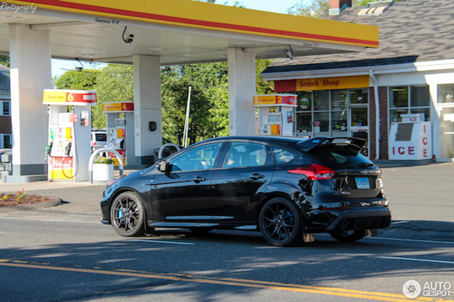 Horen spatlappen onder een Ford Focus RS?