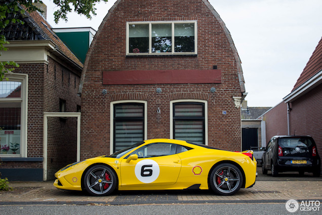 Gele Ferrari 458 Speciale komt even buiten spelen