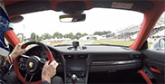 Filmpje: Walter Röhrl jaagt de Porsche GT2 RS de heuvel op