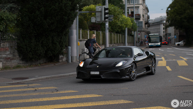 Zwarte Ferrari 430 Scuderia maakt indruk in Zürich