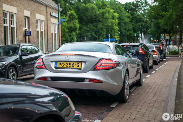 Mercedes-Benz SLR McLaren verrast in Laren