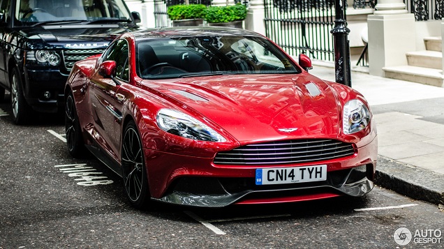 Aston Martin Vanquish fleurt straten van London op