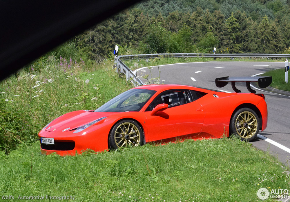 Ferrari 458 Challenge heeft een rare parkeerplek gevonden