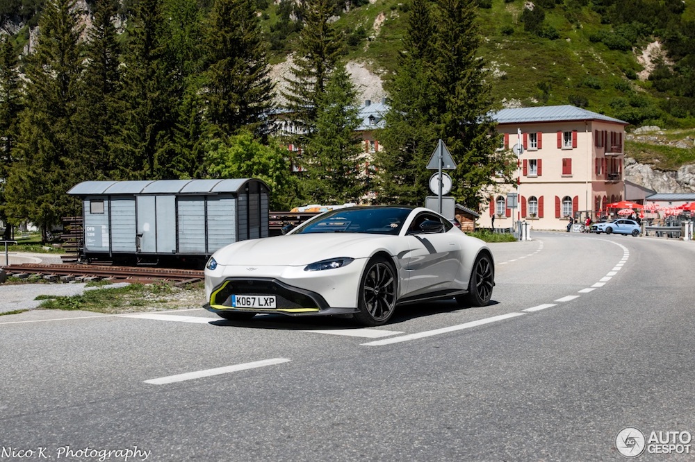 山路英雄：阿斯顿马丁V8 Vantage