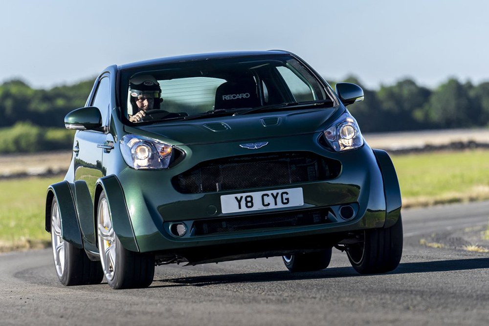 Krankzinnig! V8 in Aston Martin Cygnet