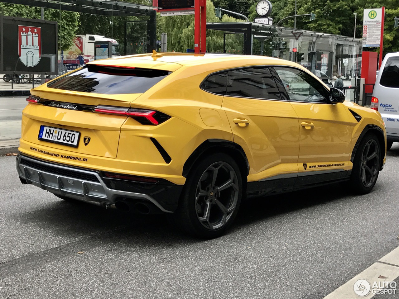 Lamborghini Urus springt eruit in het geel