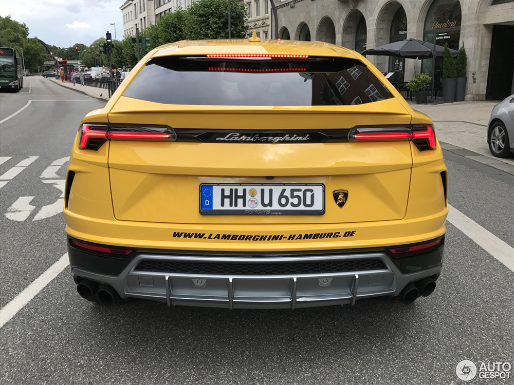 Lamborghini Urus springt eruit in het geel