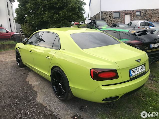 Staat de Bentley Flying Spur W12 S dit kleurtje eigenlijk wel?