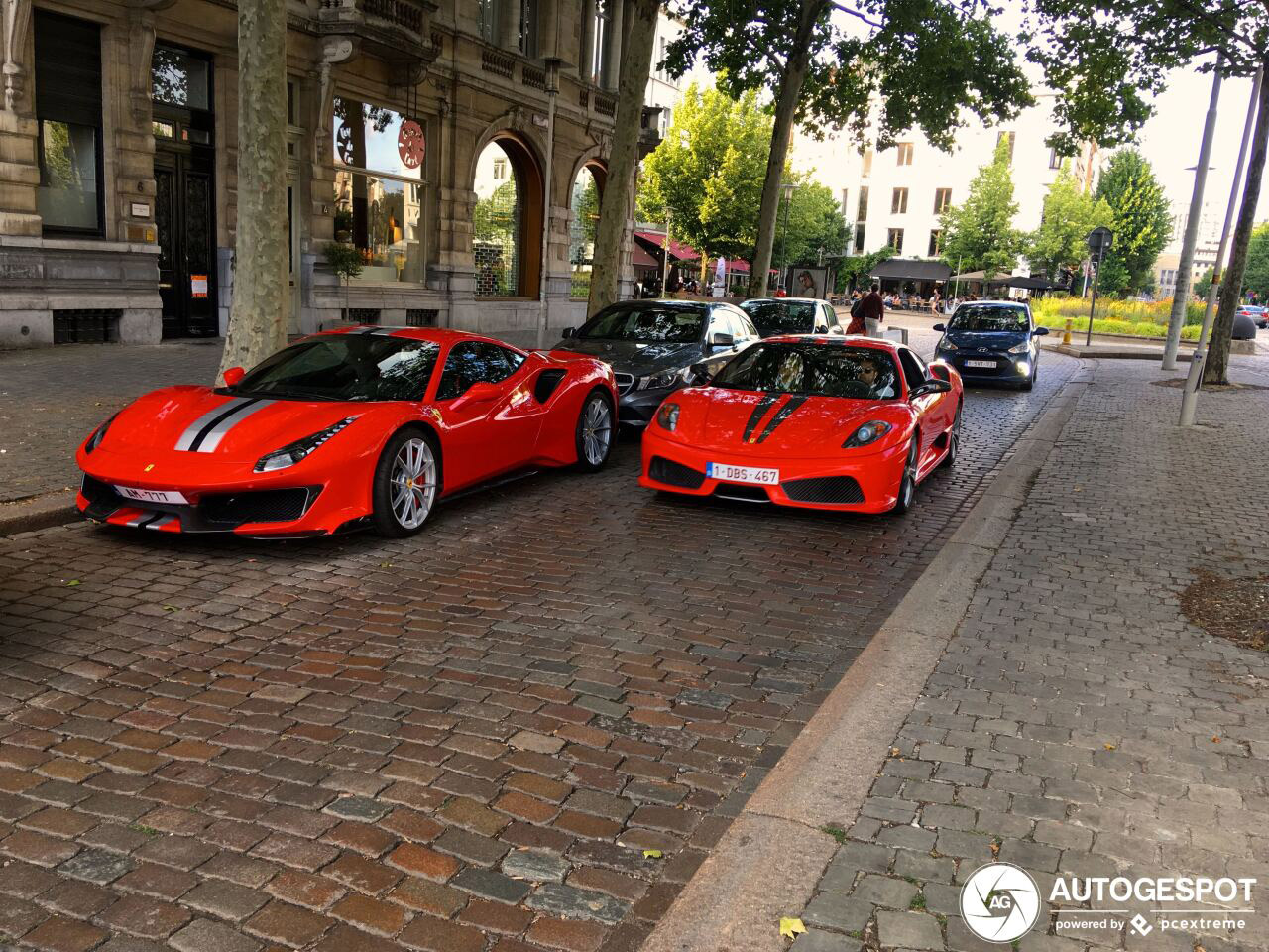 Twee generaties Ferrari ontmoeten elkaar op straat