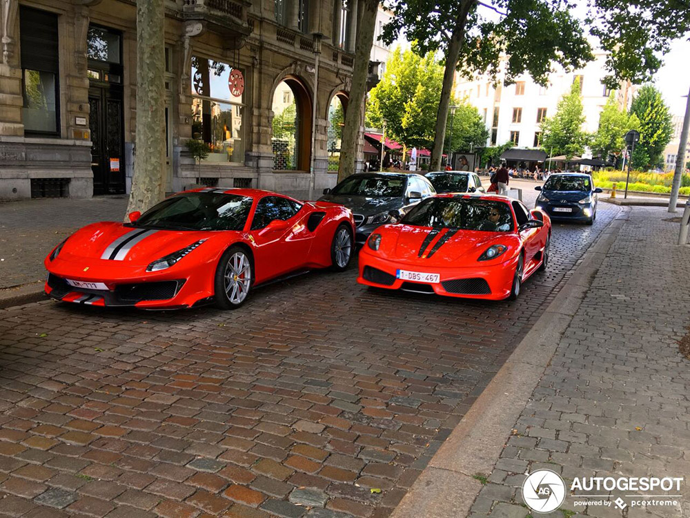 Twee generaties Ferrari ontmoeten elkaar op straat