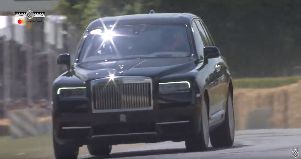 Filmpje: zo hard heb je een Rolls-Royce Cullinan nog niet zien gaan