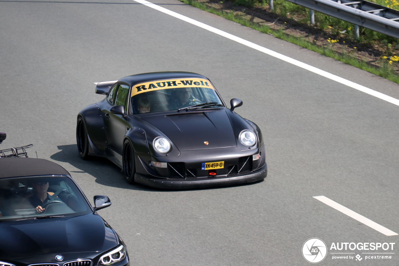 Immens brede Porsche 993 RWB maakt indruk in Vught