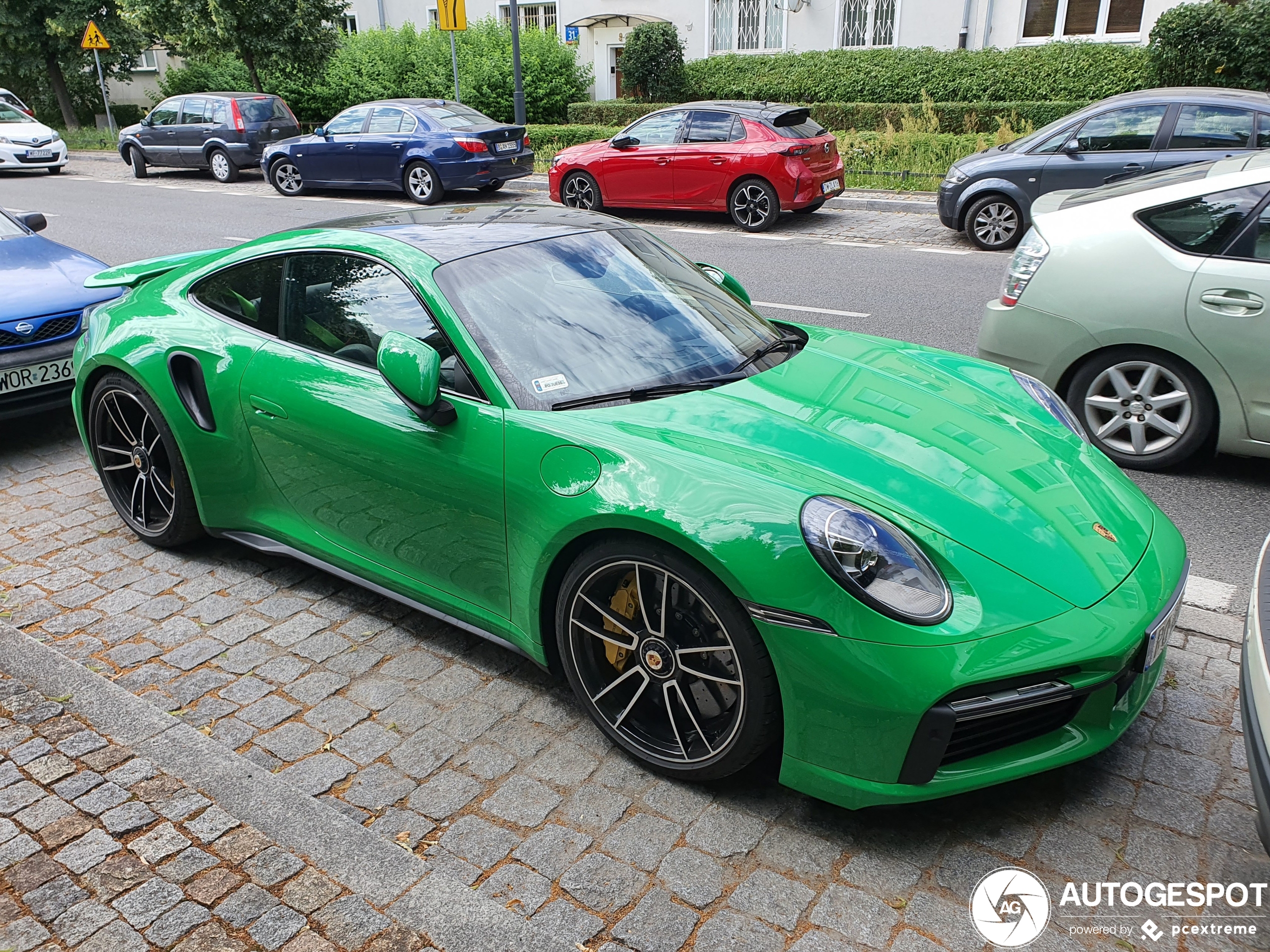 Porsche 992 Turbo S oogt fris in het groen