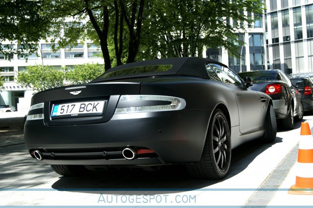 Gespot: zwarter dan zwart: Aston Martin DB9 Volante