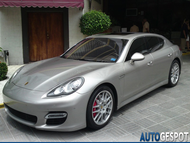 Gespot in Panama: Porsche Panamera Turbo