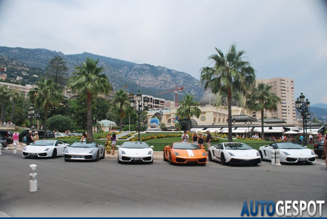 Gespot: übercombo in Monaco van Lamborghini's 