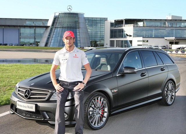 Jenson Button ontvangt Mercedes-Benz C 63 AMG DR 520