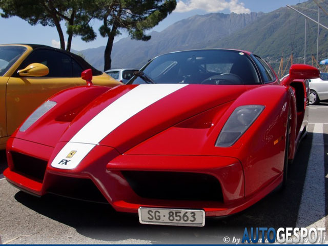 Gespot: Ferrari Enzo Ferrari met streep in FXX style