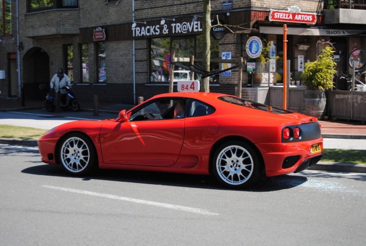 Gespot: Ferrari 360 Modena replica in Knokke-Heist