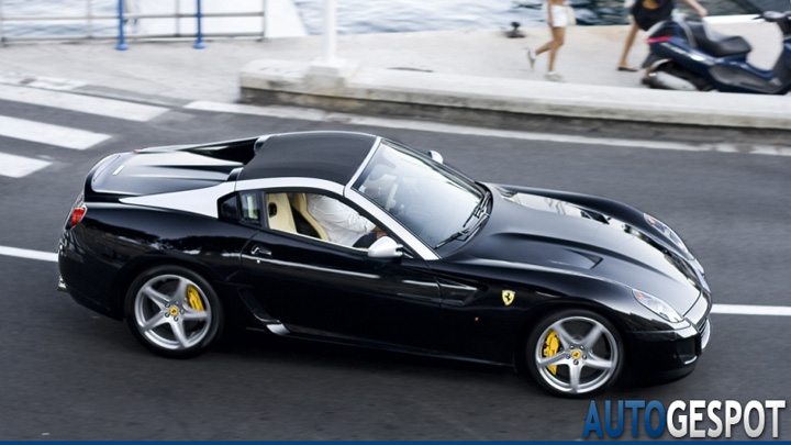 Topspot: Ferrari SA Aperta in het zwart in Prinsendom Monaco