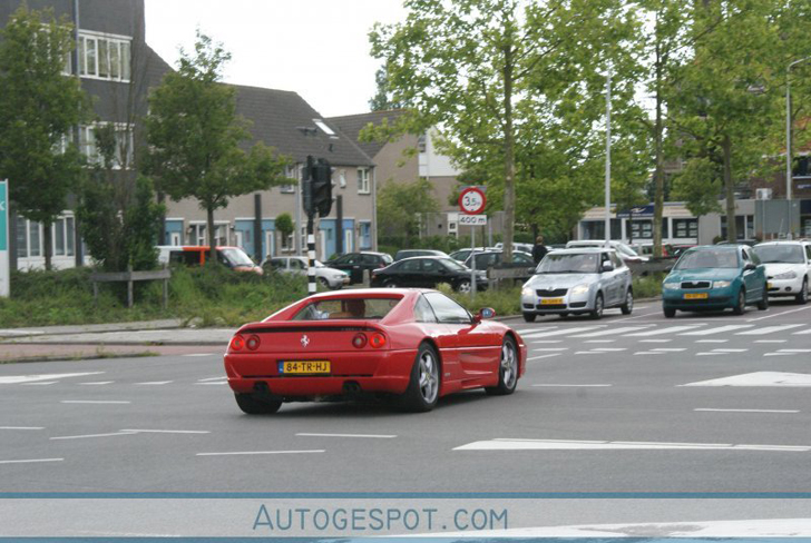 Ferrari F355 GTS brandt uit in Wormerveer