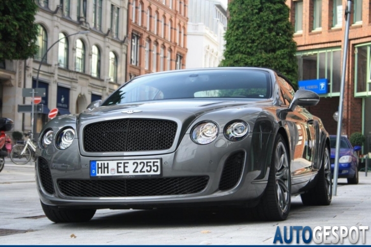 Gespot: Eljero Elia in zijn Bentley Continental Supersports Convertible
