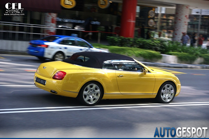 Strange sighting: Bentley Continental GTC in het geel