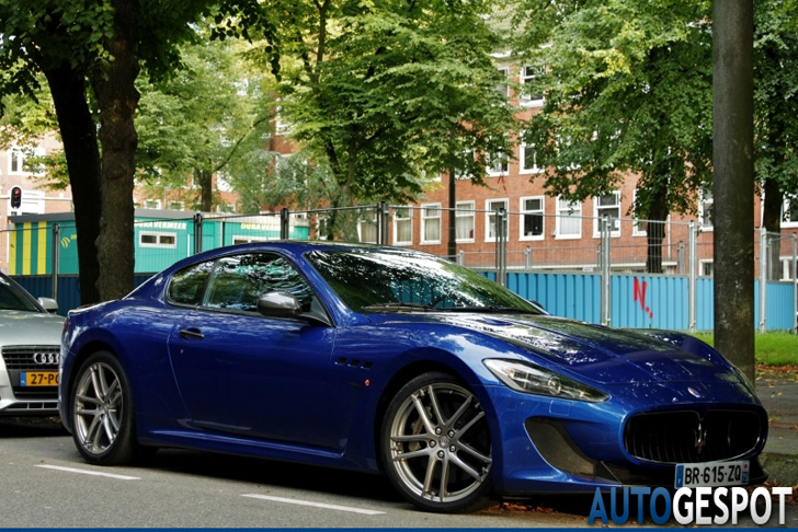 Gespot: blauwe Maserati GranTurismo MC Stradale