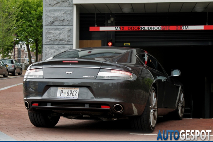 Strange sighting: Aston Martin Rapide vanuit The Friendly Island