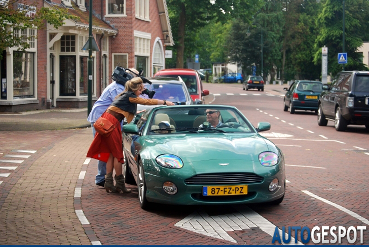 Gespot: Lauren Verster naast een Aston Martin DB7 Vantage Volante