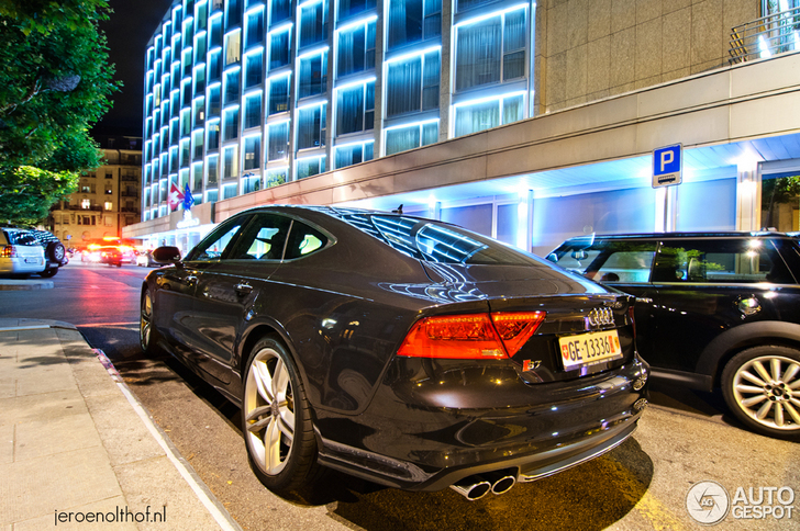 Audi S7 beeldschoon vastgelegd in nachtelijk Genève