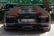 Aussi très belle en brun foncé : la Lamborghini Aventador LP700-4