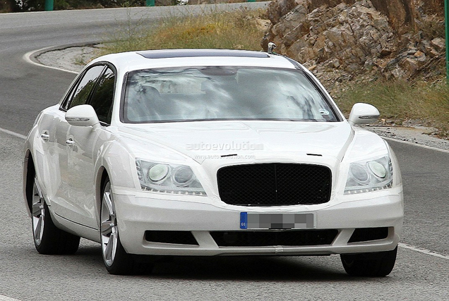 Bentley pest Mercedes-Benz met camouflage op nieuwe Continental Flying Spur