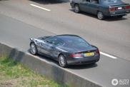 Stark beschädigter Aston Martin DB9 gespottet