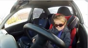 Driejarig meisje rijdt in een Mitsubishi Lancer Evo VI