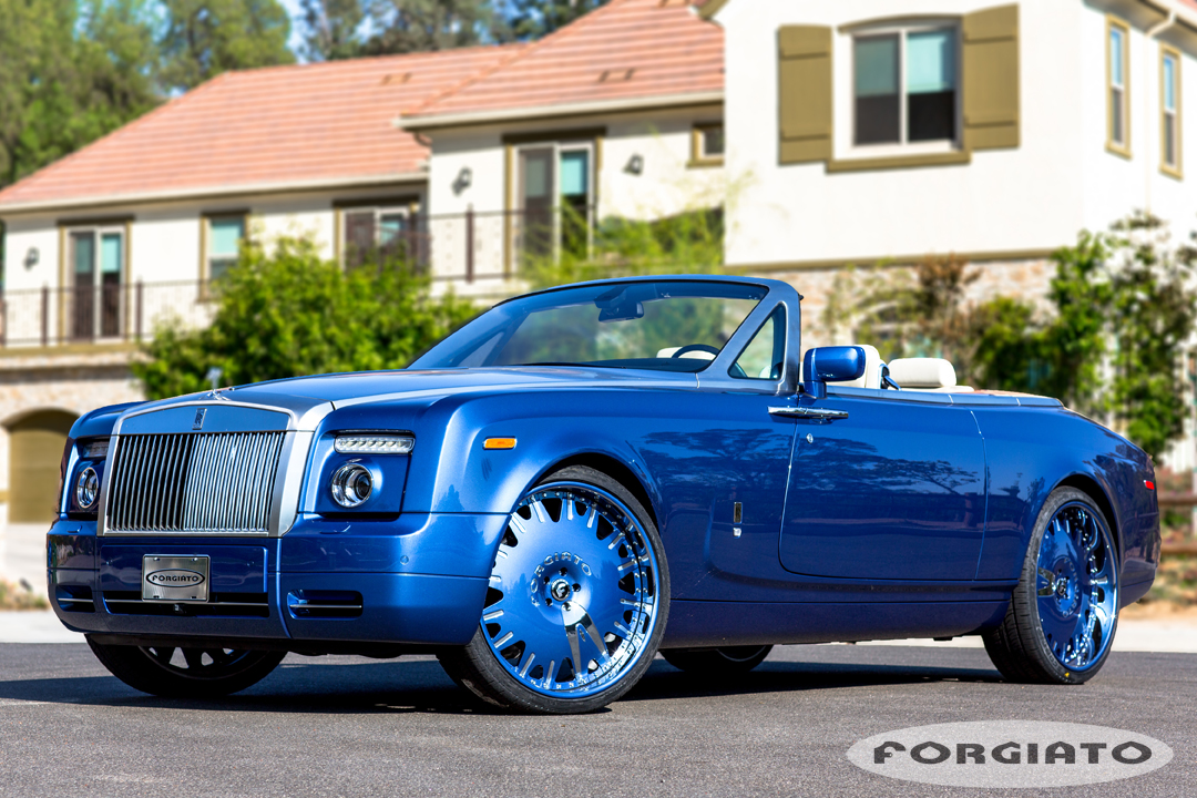 Typisch Amerikaans: 24 inch velgen onder een Rolls-Royce