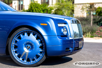 Typisch Amerikaans: 24 inch velgen onder een Rolls-Royce