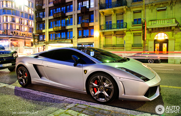 Lamborghini Gallardo SE schittert tijdens blauw uur in Genève