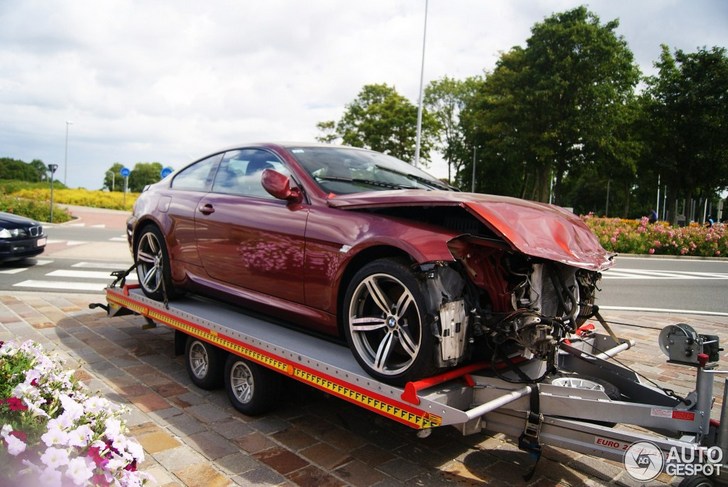 Mooie bordeauxrode BMW M6 is gecrasht en flink beschadigd