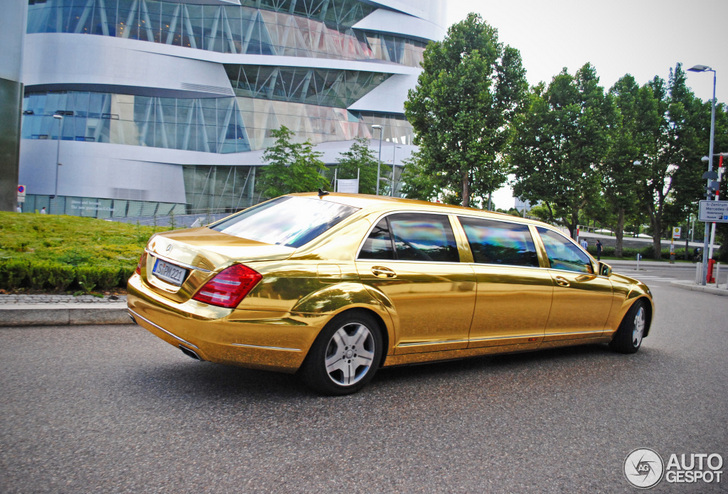 Gespot: lange, luxe en goudkleurige Mercedes-Benz S 600 Pullman Guard