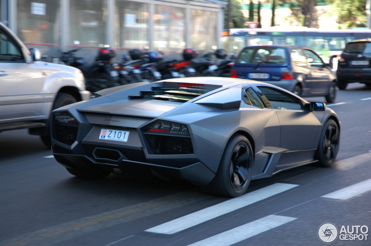 Powerful and ultra-rare Lamborghini Reventón spotted!
