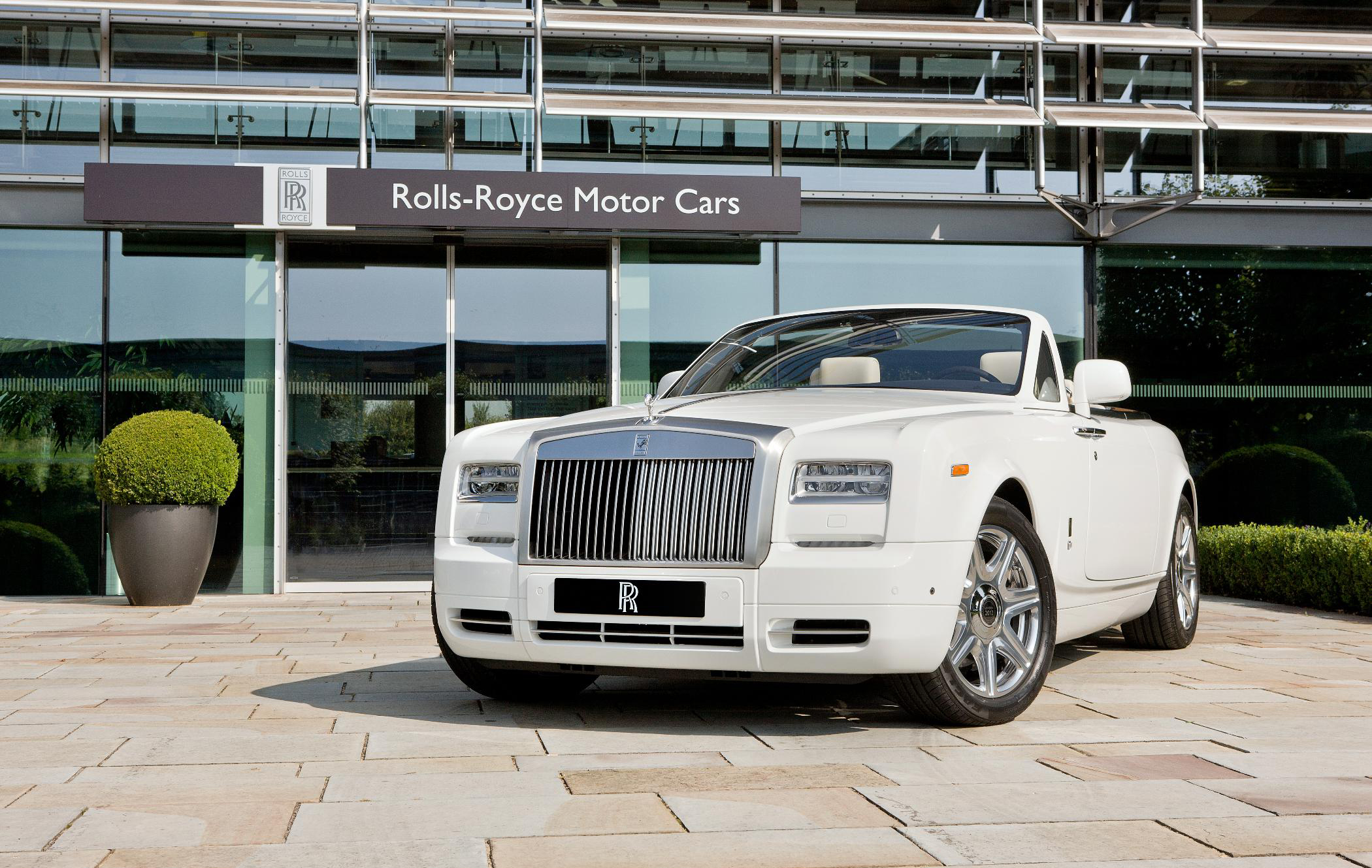 Rolls-Royce sluit Olympische Spelen af met een uniek drietal Phantom DHC's 