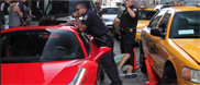 Ferrari 458 Spider fährt über Fuß eines New Yorker Polizisten