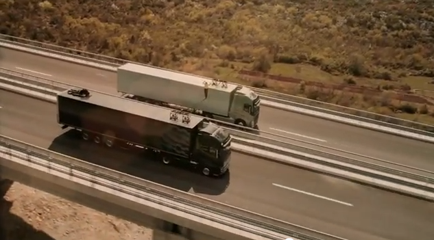 Filmpje: de ballerina stunt tussen twee Volvo Trucks